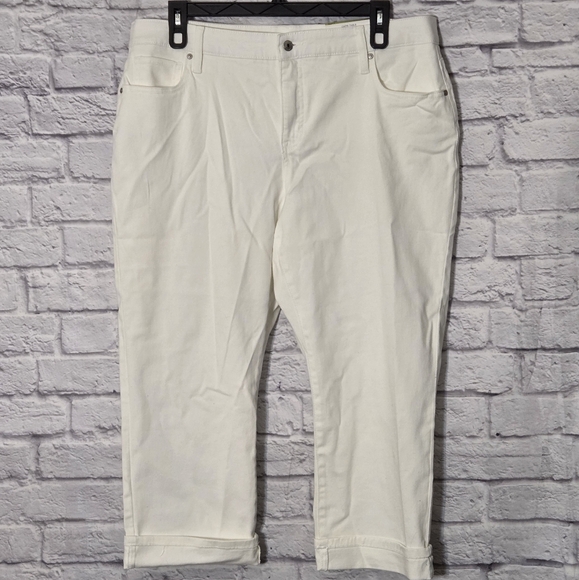 Style & Co Curvy Slimming Pocket Mid-Rise White Capri Pants - Picture 1 of 12